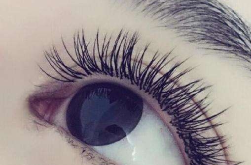 鄭州隆鼻專家榜單前五，權(quán)威推薦！哪位醫(yī)生技術(shù)高？附價(jià)格，快來看看翟弘峰、侴海燕等專家！