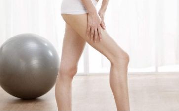 深圳人民醫(yī)院拉皮手術(shù)費用是否有價格表公開？李小軍醫(yī)生有何專長？