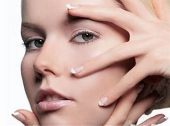 青島山大醫(yī)院如何進行雙眼皮手術(shù)？專家團隊實力與專長分析