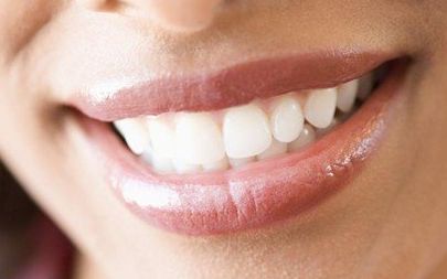 上海優(yōu)秀隆胸師王杰：薄唇A罩杯變身性感D罩杯的奇跡！