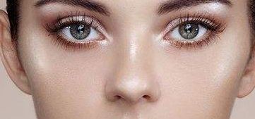 權(quán)威美容專(zhuān)家為您推薦成都隆胸醫(yī)生，獨(dú)家服務(wù)解決平胸問(wèn)題，期待您的參與！