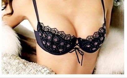 醫(yī)生量曹，誰(shuí)更擅長(zhǎng)雙眼皮手術(shù)？重慶整形巨匠較技細(xì)。