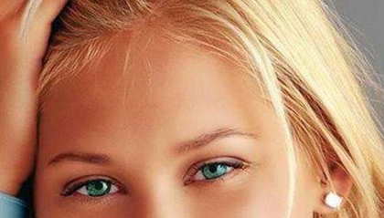 戚薇素顏出鏡“抗打”，是否曾悄悄整過雙眼皮？