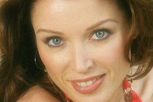 年齡差異的戀愛(ài)故事：整容后美貌升級(jí)，完美愛(ài)情再現(xiàn)！