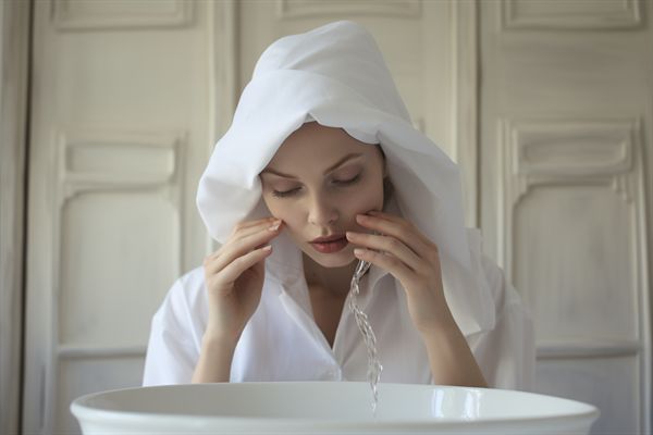 醫(yī)院還是整形機(jī)構(gòu)更適合割雙眼皮？四點(diǎn)解析，輕松選擇！