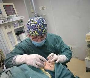 濱州醫(yī)學(xué)院附屬醫(yī)院做隆鼻術(shù)中 濱州醫(yī)學(xué)院附屬醫(yī)院做隆鼻術(shù)中