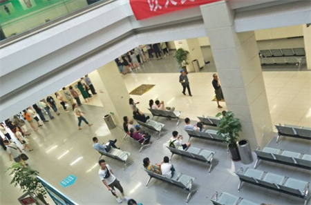 成都中醫(yī)藥大學附屬醫(yī)院銀海醫(yī)美_醫(yī)院大廳