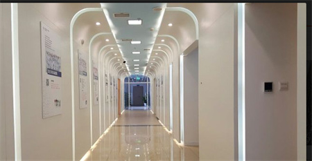 成都中醫(yī)藥大學附屬醫(yī)院銀海醫(yī)美_走廊