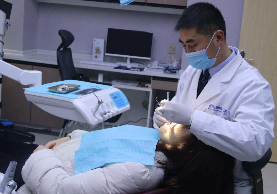 杭州臨平貝爾口腔門(mén)診部_醫(yī)生治療中
