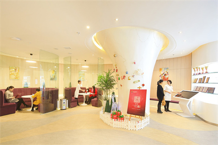 十堰安琪兒醫(yī)學(xué)美容門診部_大廳一角