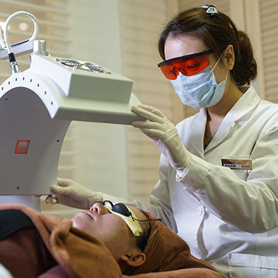 珠海新顏醫(yī)療美容門(mén)診部_治療中