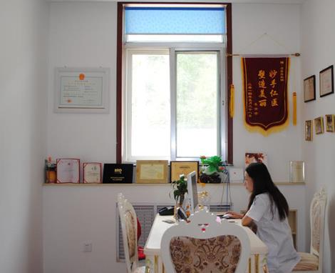 煙臺(tái)英男醫(yī)療美容醫(yī)院_咨詢室