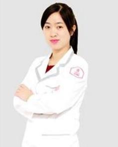 　　林金英，遼寧曙光整形外科醫(yī)院(原協(xié)和)主治醫(yī)師  　　林金英醫(yī)生簡(jiǎn)介：  　　畢業(yè)于福建中醫(yī)藥大學(xué)，先后于天津464醫(yī)院及、鄭州集美整形醫(yī)院及上海九院學(xué)習(xí)工作，積累了大量臨床經(jīng)驗(yàn)。  　　擅長(zhǎng)綜合性解決皮膚問(wèn)題，痤瘡痘痕、太田痣、黃褐痣、雀斑、咖啡斑、色素斑、脫毛登皮膚問(wèn)題的激光治療及綜合治療。  　　林金英擅長(zhǎng)項(xiàng)目：  　　精通于各類(lèi)色素性皮膚疾病，運(yùn)用激光等技術(shù)綜合性解決皮膚問(wèn)題，如太田痣、黃褐斑、雀斑、咖啡斑、痤瘡、痘坑痘印、脫毛等。