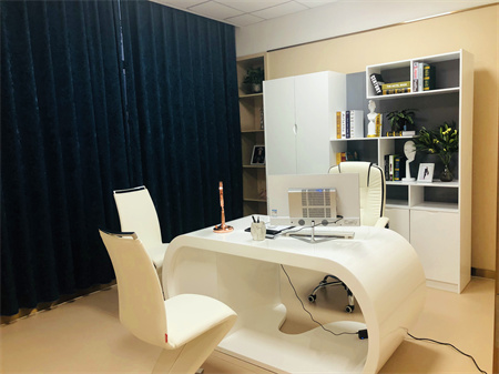 濟(jì)南艾魅麗醫(yī)療美容醫(yī)院-咨詢室-029040.jpg 濟(jì)南艾魅麗醫(yī)療美容醫(yī)院-咨詢室-029040.jpg