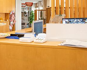 成都君臣口腔門(mén)診部_前臺(tái)