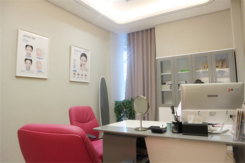 武漢春語(yǔ)醫(yī)療美容門(mén)診部_咨詢室