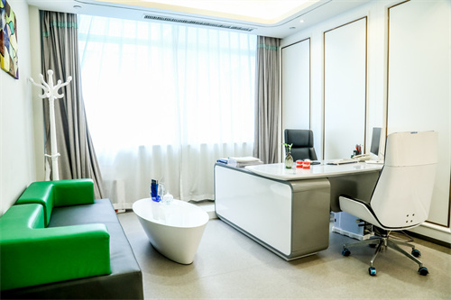 烏魯木齊新奇特醫(yī)療美容診所_咨詢室
