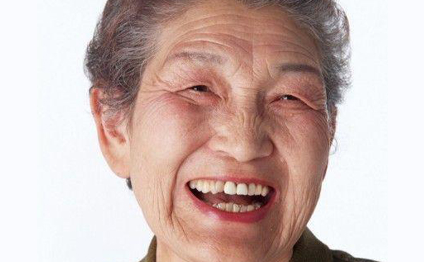 假體隆下巴表情自然嗎？