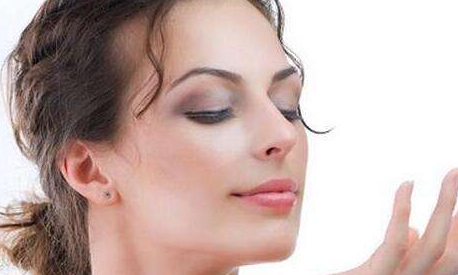 假體墊下巴拆線疼不疼？